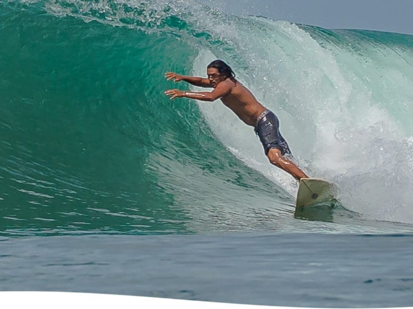 hombre surfeando en Playa Avellanas Costa Rica - Buceo, Tours, cursos PADI y lecciones de Surf